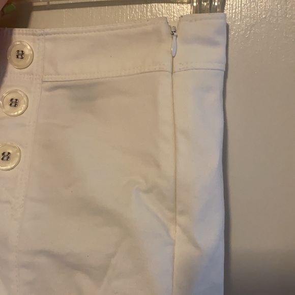 The Limited white sz 4 sailor shorts w/ decorative buttons & functional zipper - Picture 9 of 10